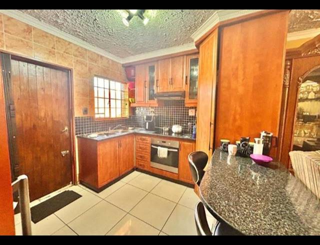 4 BEDROOM HOUSE FOR SALE IN BLUE HILLS